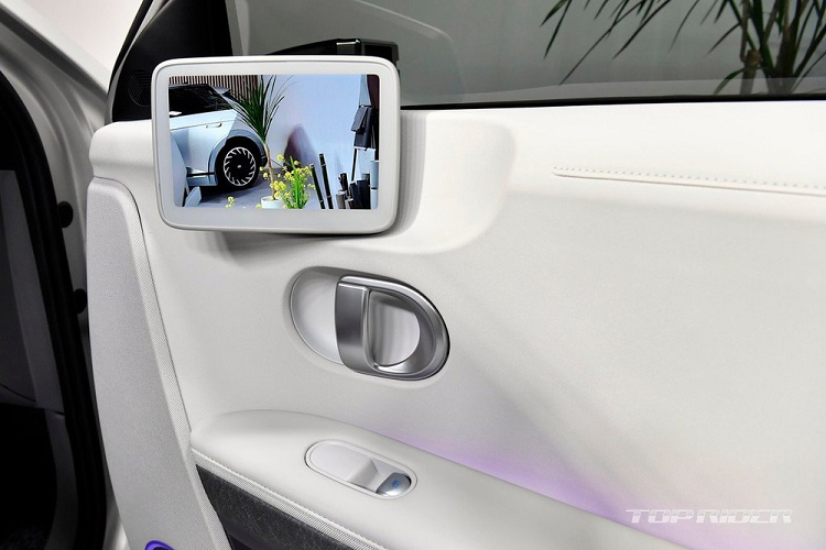 Bên ngoài, Ioniq 5 có thiết kế góc cạnh, sắc sảo và không giống bất kỳ mẫu xe Hyundai nào. Những trang bị ấn tượng của mẫu xe này bao gồm đèn pha và đèn hậu được thiết kế theo phong cách điểm ảnh (pixel), lưới tản nhiệt đóng kín, nắp ca-pô có thiết kế hình vỏ sò bao trùm, bộ vành hợp kim 20 inch cũng như camera kỹ thuật số thay cho gương chiếu hậu truyền thống.