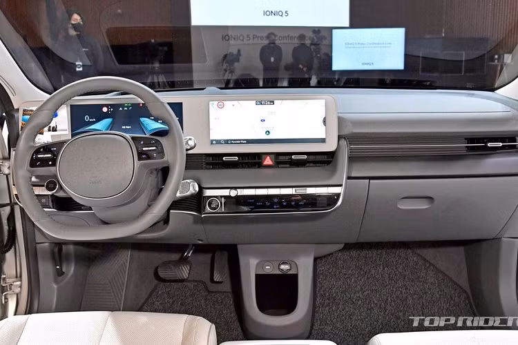 Vào hôm qua, ngày 26/2/2021, hãng Hyundai công bố ngay trong ngày đầu tiên Ioniq 5 ra mắt, đã có tổng cộng 23.760 khách hàng Hàn Quốc đặt bút ký hợp đồng đặt cọc mẫu xe này. Đây là một kỷ lục mới về số lượng khách đặt cọc trong ngày đầu tiên của hãng Hyundai tại thị trường Hàn Quốc.