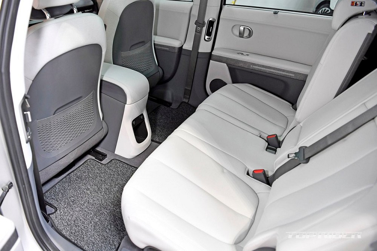 Bên trên đầu người ngồi trong xe là nóc bằng kính một mảnh, được tích hợp cả pin năng lượng mặt trời để sạc pin cho Hyundai Ioniq 5. Khi mua mẫu xe này, khách hàng có thể chọn cụm pin 58 kWh hoặc 72,6 kWh. 