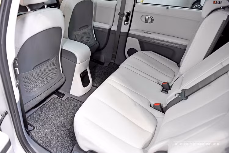 Bên trên đầu người ngồi trong xe là nóc bằng kính một mảnh, được tích hợp cả pin năng lượng mặt trời để sạc pin cho Hyundai Ioniq 5. Khi mua mẫu xe này, khách hàng có thể chọn cụm pin 58 kWh hoặc 72,6 kWh. 