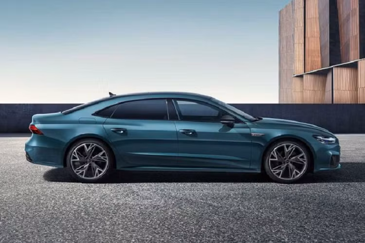 Đi cùng hệ dẫn động 4 bánh Quattro và hộp số tự động ly hợp kép 7 cấp. Đặc biệt, hệ thống treo khí nén và công nghệ đánh lái cả 4 bánh là trang bị tiêu chuẩn trên A7 L, giúp chiếc sedan cỡ lớn dễ dàng xoay sở hơn trong không gian chật hẹp và tăng độ ổn định khi vào cua ở tốc độ cao.