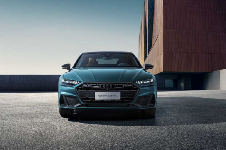 Khác xa với phong cách thân xe của người anh em Audi A7 Sportback, A7 L là một chiếc sedan thuần túy với cốp sau hoàn chỉnh, cùng với đó là phần trần xe đã được thiết kế lại. Để phục vụ nhu cầu của khách hàng tại quốc gia đông dân này, mẫu xe sang Audi A7 L sở hữu trục cơ sở dài hơn đáng kể so bản Sportback tiêu chuẩn.