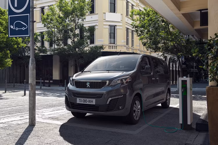 Mẫu MPV chạy điện Peugeot e-Traveller 2021 mới sẽ được trang bị một bộ pin 75 kWh. Trước đây, e-Traveller chỉ được trang bị bộ pin tiêu chuẩn có công suất 50 kWh. Việc nâng cấp bộ pin giúp Peugeot e-Traveller có thể di chuyển được quãng đường 322 km, tăng 95 km so với bộ pin 50 kWh.
