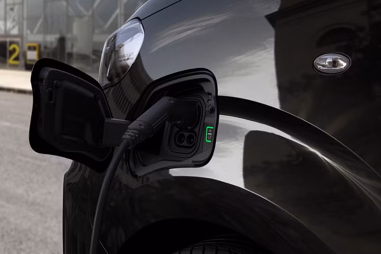 Các công nghệ nổi bật được trang bị trên Peugeot Traveller 2021 chạy điện có thể kể đến như màn hình tốc độ trên kính lái (HUD), định vị vệ tinh TomTom 3D, 3 chế độ lái và phanh tay điện tử.