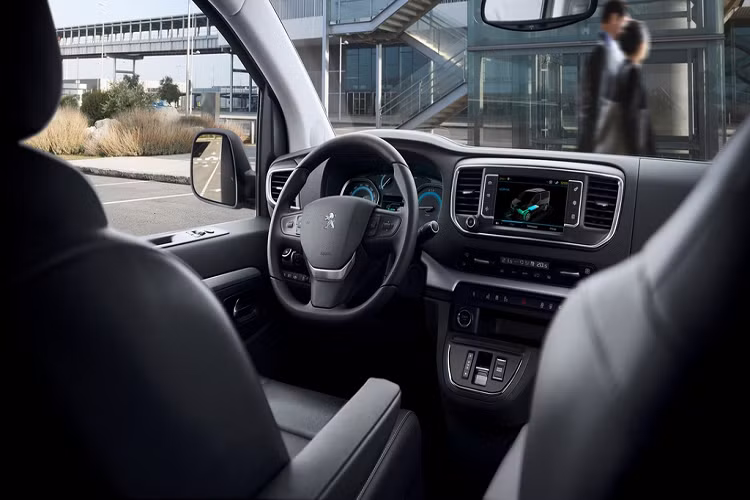 Về ngoại hình, phiên bản Peugeot Traveller dùng bộ pin 75 kWh không có gì khác so với bản dùng bộ pin 50 kWh. Phía trước vẫn là lưới tản nhiệt quen thuộc với logo Peugeot đặt ở vị trí trung tâm, cổng sạc điện được bố trí phía trên chắn bùn trước bên trái.