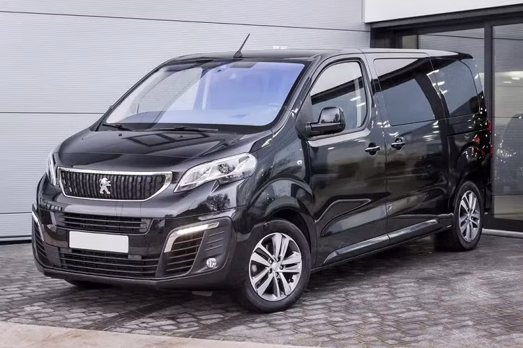 Xe được bán ra tại Đức với 2 biến thể là Active và Allure. Giá xe Peugeot e-Traveller 2021 phiên bản dùng bộ pin 50 kWh có 2 mức từ 67.609 USD đến 76.390 USD, trong khi phiên bản dùng pin 75 kWh có giá 74.866 USD và 83.647 USD.