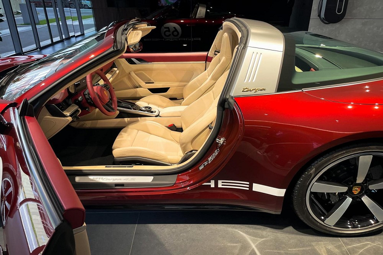 Hiện chiếc xe Porsche 911 Targa 4S Heritage Design siêu hiếm đã được bàn giao cho doanh nhân Việt mê Porsche. Porsche 911 Targa 4S vốn là 1 mẫu xe có giá bán cao tại Việt Nam và số lượng xe nhập về nước khá khiêm tốn, vì thế, ngay khi khách hàng này chịu đặt hàng để mua phiên bản như Porsche 911 Targa 4S Heritage Design từ chính hãng đã khiến không ít người nể sự chịu chơi của "fan" Porsche.
