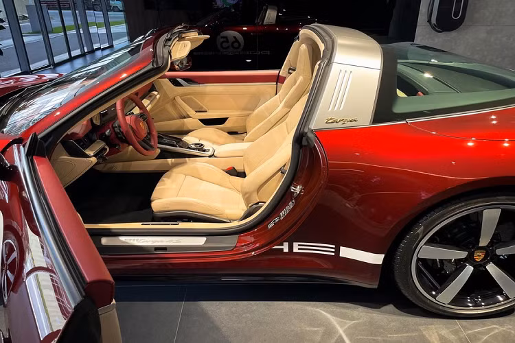Hiện chiếc xe Porsche 911 Targa 4S Heritage Design siêu hiếm đã được bàn giao cho doanh nhân Việt mê Porsche. Porsche 911 Targa 4S vốn là 1 mẫu xe có giá bán cao tại Việt Nam và số lượng xe nhập về nước khá khiêm tốn, vì thế, ngay khi khách hàng này chịu đặt hàng để mua phiên bản như Porsche 911 Targa 4S Heritage Design từ chính hãng đã khiến không ít người nể sự chịu chơi của "fan" Porsche.