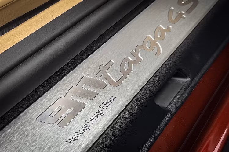 Diện mạo của Porsche 911 Targa 4S Heritage Design Edition độc nhất Việt Nam. Được biết, mới chỉ có đúng duy nhất một chiếc xe thể thao Porsche 911 Targa 4S Heritage Design xuất hiện ở Việt Nam. Chiếc xe Porsche 911 Targa 4S Heritage Design mới được bàn giao cho 1 doanh nhân mê Porsche ở Việt Nam có số thứ tự 789/992, có thể thấy, con số này khá may mắn vì là sảnh tiến.