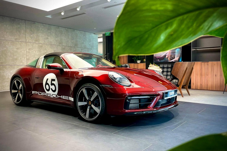 911 Targa 4S Heritage Design Edition còn có các điểm nhấn dễ nhận ra như huy hiệu Porsche Heritage thiết kế ở trên nắp động cơ sau, logo Porsche lấy cảm hứng thiết kế từ năm 1963 đặt trên nắp ca-pô, vô-lăng, chính giữa các mâm xe và chìa khóa xe hay các chi tiết ấn tượng khác trên phiên bản này như gá kẹp phanh màu đen đặc trưng, bộ mâm xe độc quyền Carrera Exclusive Design có kích thước 20 inch ở bánh trước và 21 inch ở bánh sau.