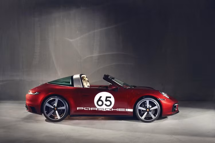 Nội thất với chất liệu da 2 tông màu độc đáo, bao gồm đỏ Bordeaux hoặc đen phối cùng da Olea màu be Atacama. Huy hiệu 911 Heritage Design Edition 789/992 bằng vàng. Phiên bản 911 Targa 4S Heritage Design được trang bị động cơ boxer 6 xy-lanh tăng áp kép sản sinh công suất 444 mã lực, kết hợp cùng hộp số 8 cấp ly hợp kép giúp xe có thể tăng tốc từ 0-100km/giờ chỉ trong vòng dưới 3,6 giây (khi kết hợp Launch Control) và đạt vận tốc tối đa lên đến 304 km/giờ.