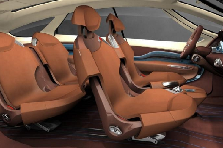 Không chỉ vậy, các cửa sổ xe trông cũng bất thường với thiết kế trước sau khác biệt, cộng thêm các cửa sổ phụ quá khổ. Đặc biệt, các cửa sổ của xe này không phải làm bằng kính mà là bằng nhựa Makralon để giảm trọng lượng và có lợi cho môi trường.