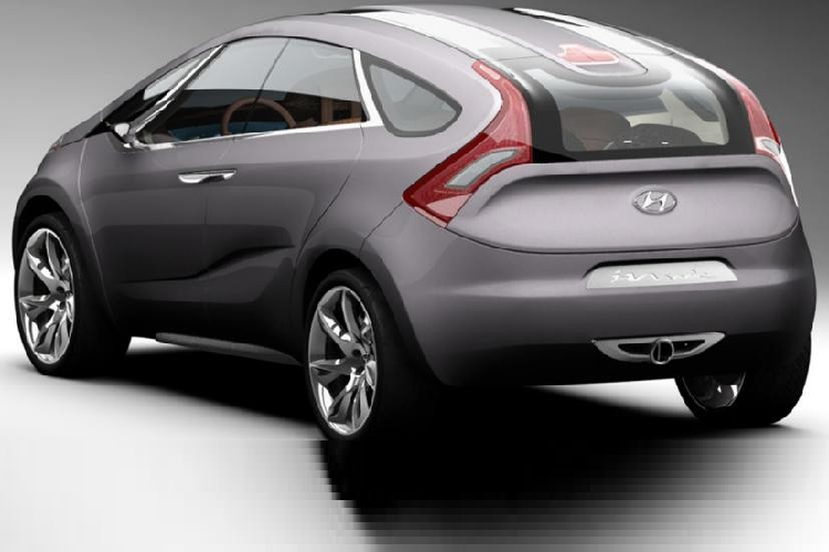 Như có thể thấy qua những tấm ảnh, mẫu xe MPV Hyundai HED-5 i-Mode có hình thái kỳ lạ, rất khó diễn ra bằng lời của Hyundai. Thân vỏ xe có rất nhiều đường nét chia cắt, ngay cả bộ đèn pha cũng bị chia thành hai phần trên và dưới. Ở bên sườn, ta thấy có một vết cắt lớn, kéo dài qua cả hai cánh cửa, trong khi hai tay nắm cửa lại như nối liền nhau.