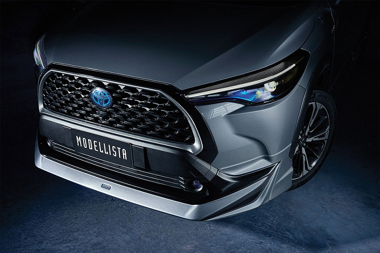 So với Corolla Cross thông thường, phiên bản Toyota Corolla Cross Modellista 2021 mới sở hữu thiết kế ngoại thất thể thao hơn nhờ gói phụ kiện ngoại thất Modellista. Gói phụ kiện này được áp dụng cho 2 bản 1.8 Hybrid Premium và 1.8 Hybrid Premium Safety của Toyota Corolla Cross ở thị trường Thái Lan.