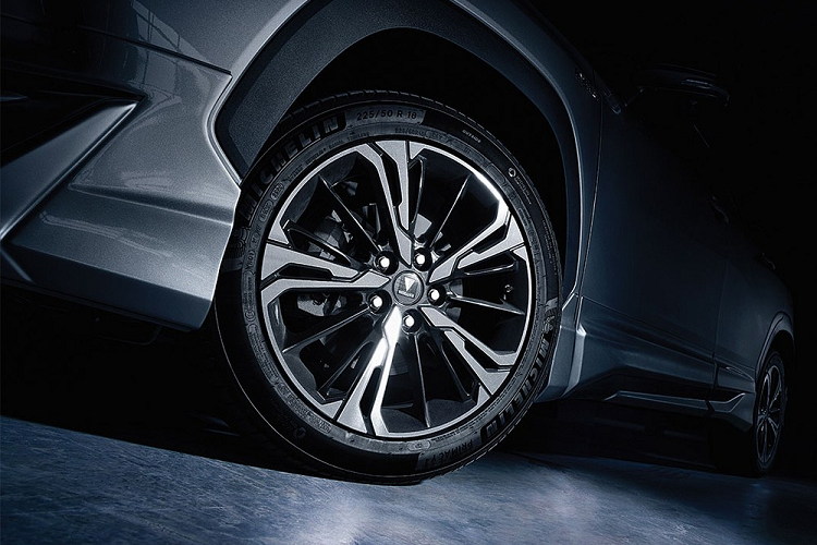 Nhờ đó, Toyota Corolla Cross Modellista 2021 sở hữu công suất tổng cộng 122 mã lực. Sức mạnh được truyền tới cầu trước thông qua hộp số e-CVT. Ngoài ra, xe còn có cụm pin nickel hydride kim loại tiêu chuẩn. 