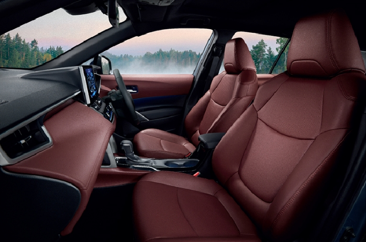 Ngoài ra, xe còn có 7 túi khí, hệ thống cảnh báo áp suất lốp, phát hiện điểm mù, camera 360 độ và hỗ trợ khởi hành ngang dốc.