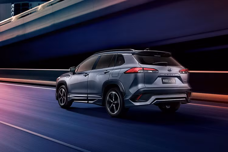 Cuối cùng, Toyota Corolla Cross Modellista 2021 được trang bị gói công nghệ an toàn Toyota Safety Sense, bao gồm hệ thống ngăn va chạm sớm tích hợp phanh khẩn cấp tự động, hệ thống kiểm soát hành trình thích ứng, hỗ trợ giữ làn đường, cảnh báo chệch làn đường, đèn pha và cảnh báo mất tập trung cho người lái.