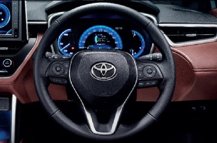 Chỉ có đúng 250 chiếc, giá xe Toyota Corolla Cross Modellista 2021 được bán ra với giá dao động từ 1.135.500 - 1.240.500 Baht (khoảng 787 - 859 triệu đồng). Khách hàng Thái Lan chỉ có thể chọn 1 trong 3 màu sơn ngoại thất như xám Celestite Grey Metallic, trắng Platinum White Pearl và xám Metal Stream Metallic.