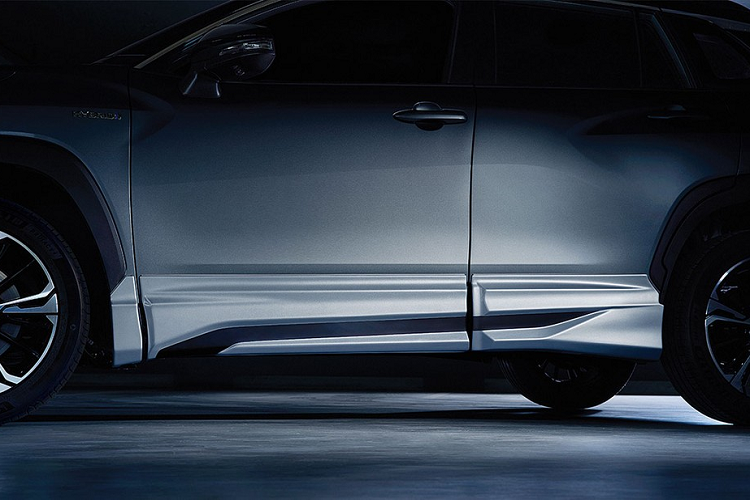 Gói Modellista bổ sung bộ body kit đầy đủ, bao gồm cánh lướt gió trước, cánh lướt gió bên sườn và cánh lướt gió phía sau. Thêm vào đó là bộ vành hợp kim đa chấu có đường kính 18 inch, được sơn phối 2 màu dành riêng cho Toyota Corolla Cross Modellista 2021. Đáng tiếc là gói Modellista không thay đổi nội thất và động cơ của Toyota Corolla Cross. Xe vẫn đi kèm nội thất màu đen tuyền hoặc nâu đỏ Terra Rossa và được trang bị cửa sổ trời chỉnh điện. 