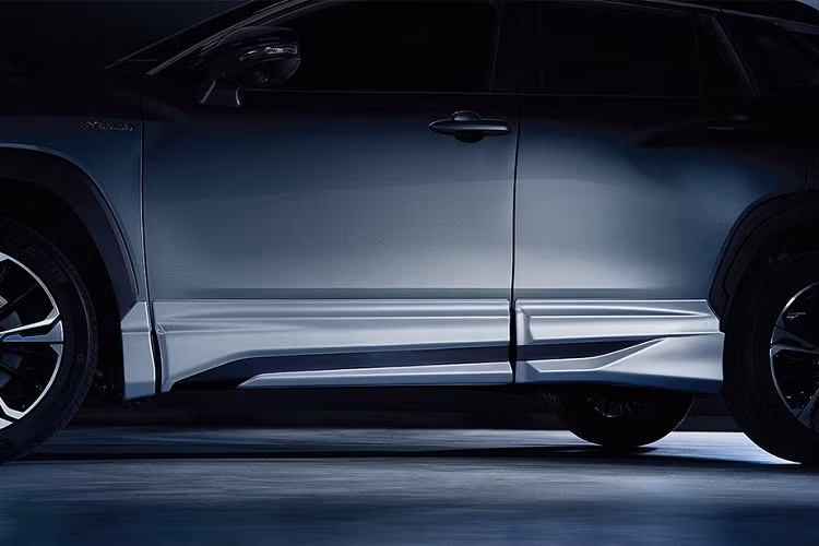 Gói Modellista bổ sung bộ body kit đầy đủ, bao gồm cánh lướt gió trước, cánh lướt gió bên sườn và cánh lướt gió phía sau. Thêm vào đó là bộ vành hợp kim đa chấu có đường kính 18 inch, được sơn phối 2 màu dành riêng cho Toyota Corolla Cross Modellista 2021. Đáng tiếc là gói Modellista không thay đổi nội thất và động cơ của Toyota Corolla Cross. Xe vẫn đi kèm nội thất màu đen tuyền hoặc nâu đỏ Terra Rossa và được trang bị cửa sổ trời chỉnh điện. 