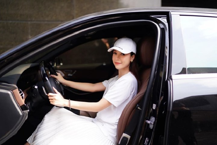 Giá xe Toyota Alphard chính hãng tại Việt Nam đang được chào bán khoảng 4,2 tỷ đồng chưa bao gồm chi phí lăn bánh. Hot girl Sam chia sẻ mình mất 6 tháng từ lúc đặt hàng mới nhận bàn giao xe.