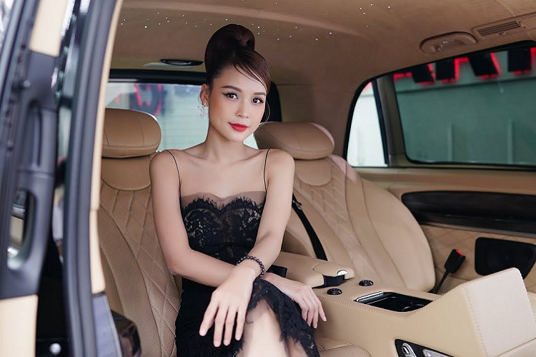 "Trái tim" trên Toyota Alphard được hot girl Sam mua tặng cho mẹ là khối động cơ xăng Dual VVT-i dung tích 3.5 lít, sản sinh công suất tối đa 296 mã lực và mô-men xoắn cực đại 361 Nm. Xe trang bị hộp số tự động 8 cấp. Hệ thống giải trí của xe Toyota Alphard gồm màn hình 8 inch đằng trước và 9 inch phía sau phối hợp với hệ thống âm thanh JBL 17 loa.