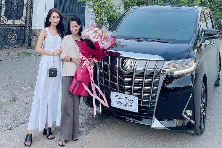 Cũng trong năm 2019, hot girl này từng gây choáng người đi đường cũng như giới truyền thông khi xuất hiện rất lấp lánh bên cạnh chiếc xe thể thao BMW i8 màu hồng. Chủ nhân còn diện nguyên "1 cây" hồng để hợp với bộ áo mới dán đề-can cho xe. Tuy nhiên, chiếc BMW i8 không phải thuộc sở hữu của Sam mà được hot girl này thuê để làm sự kiện.