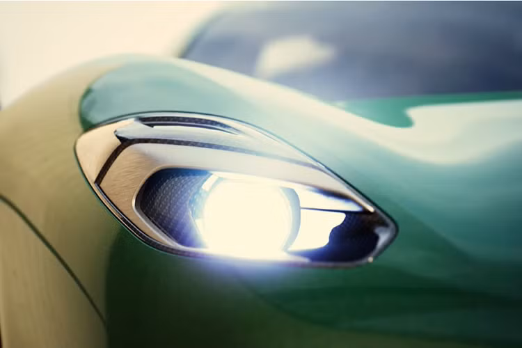 Người ngồi có thể ra vào xe thông qua đôi cánh cửa cắt kéo. Khi ngồi vào ghế, khái niệm “kén” của Touring Superleggera tạo nên cảm giác như thể có khoang lái riêng cho mỗi người. Không bất ngờ, cabin có sự hiện diện của những chất liệu sang trọng, và người mua có thể lựa chọn nội thất màu caramel hoặc ca cao.