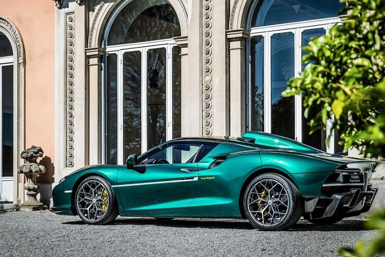 Touring Superleggera có kế hoạch chỉ chế tạo giới hạn 18 chiếc siêu xe Arese RH95 với vài kiểu hoàn thiện độc đáo khác biệt. Giá của mỗi chiếc là theo yêu cầu, và một khi công ty nhận được xe tài trợ ban đầu, họ sẽ giao lại chiếc xe hoàn thiện trong 6 tháng.