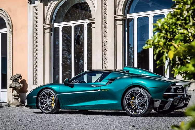 Touring Superleggera có kế hoạch chỉ chế tạo giới hạn 18 chiếc siêu xe Arese RH95 với vài kiểu hoàn thiện độc đáo khác biệt. Giá của mỗi chiếc là theo yêu cầu, và một khi công ty nhận được xe tài trợ ban đầu, họ sẽ giao lại chiếc xe hoàn thiện trong 6 tháng.