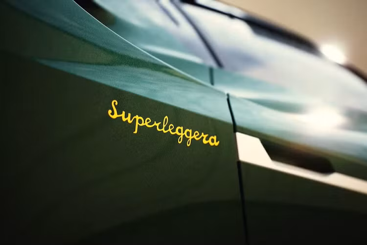 Những thông số kỹ thuật động cơ này rất giống với khối động cơ tăng áp kép V8 dung tích 3.9 lít được dùng trong Ferrari F8 Tributo và 488 Pista. Tương tự RH95, cả hai mẫu Ferrari đều sử dụng một hộp số ly hợp kép 7 cấp và truyền lực tới bánh sau.