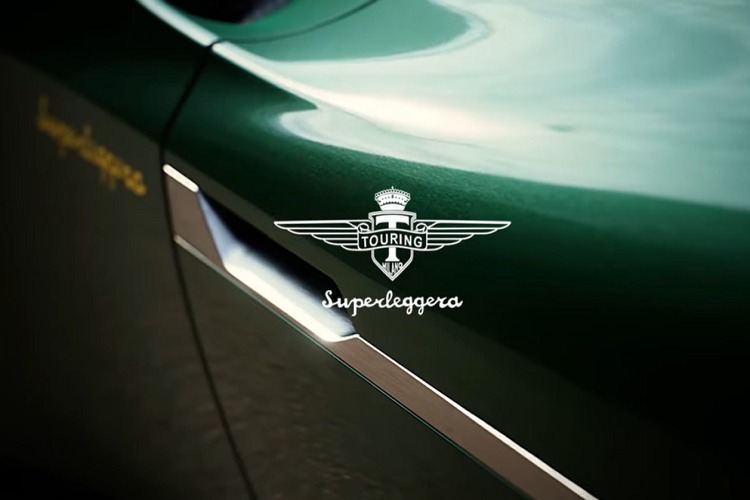 Với các thiết kế trước đó như Disco Volante Coupe 2012 và Aero 3 2020 làm khởi điểm, phong cách ấn tượng của Touring Superleggera Arese RH95 mới được thể hiện nổi bật bằng cặp cửa cắt kéo. Ở bên sườn, ta thấy nó còn có chi tiết trang trí bằng crôm sáng bóng trong khi thiết kế lưới tản nhiệt là được truyền cảm hứng bởi Aero 3.