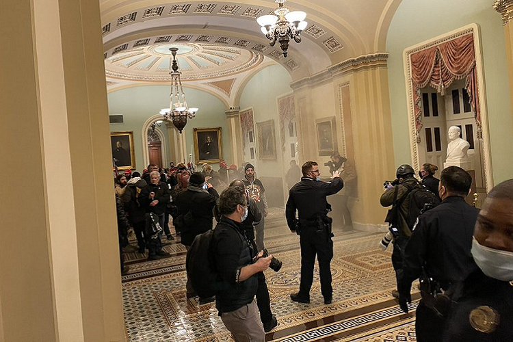 Cảnh sát đã buộc phải dùng hơi cay để giải tán đám đông bên trong tòa nhà Quốc hội. Ảnh: Twitter. 