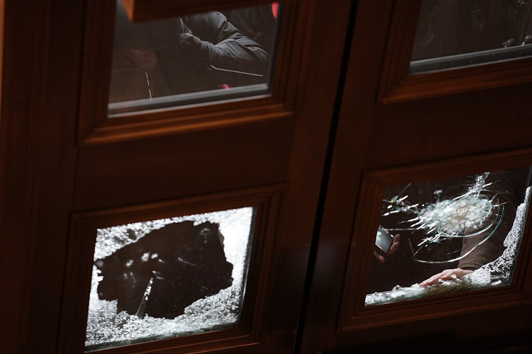 Một số người biểu tình quá khích đã đập phá đồ đạc bên trong tòa nhà Quốc hội. Trước tình hình hỗn loạn hiện tại, Thị trưởng Muriel Browser của thủ đô Washington D.C. đã áp lệnh giới nghiêm từ 18h tối 6/1 đến 6 giờ sáng hôm sau (giờ địa phương). Ảnh: New York Times. 