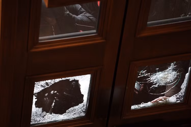 Một số người biểu tình quá khích đã đập phá đồ đạc bên trong tòa nhà Quốc hội. Trước tình hình hỗn loạn hiện tại, Thị trưởng Muriel Browser của thủ đô Washington D.C. đã áp lệnh giới nghiêm từ 18h tối 6/1 đến 6 giờ sáng hôm sau (giờ địa phương). Ảnh: New York Times. 