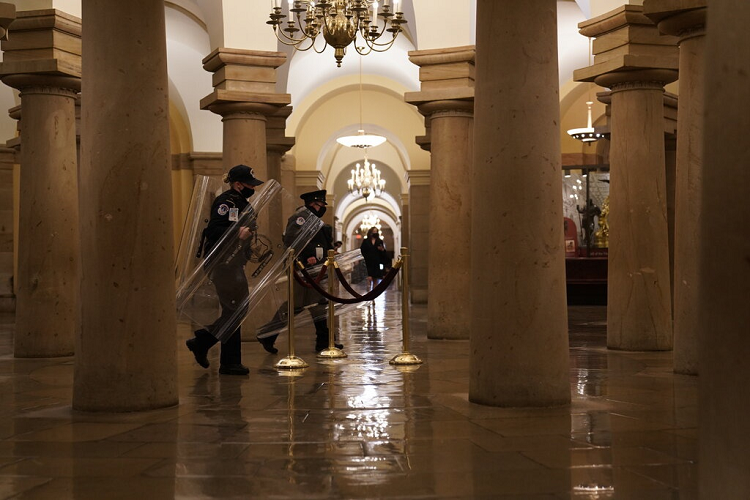 Lực lượng cảnh sát của Điện Capitol đã được triển khai để trấn áp những người xâm nhập. Tổng thống Trump viết trên Twitter: "Xin hãy hỗ trợ cảnh sát Điện Capitol và lực lực hành pháp của chúng ta. Họ bảo vệ đất nước này. Đừng kích động!". Ảnh: New York Times. 