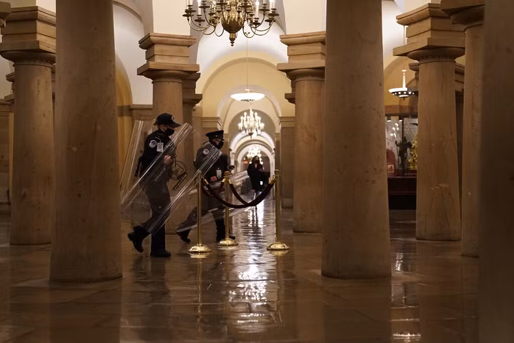 Lực lượng cảnh sát của Điện Capitol đã được triển khai để trấn áp những người xâm nhập. Tổng thống Trump viết trên Twitter: "Xin hãy hỗ trợ cảnh sát Điện Capitol và lực lực hành pháp của chúng ta. Họ bảo vệ đất nước này. Đừng kích động!". Ảnh: New York Times. 