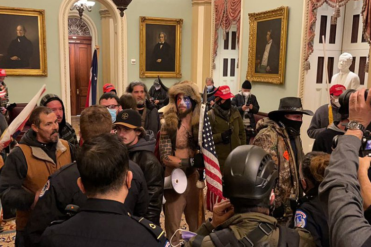 Cùng lúc đó, phóng viên Matt Fuller của HuffPost đưa tin từ tòa nhà Quốc hội cho biết một người biểu tình đã nổ súng về phía văn phòng Hạ viện. Lực lượng bảo vệ Điện Capitol đã nỗ lực khống chế và tước súng của người đàn ông này. Ảnh: Twitter.