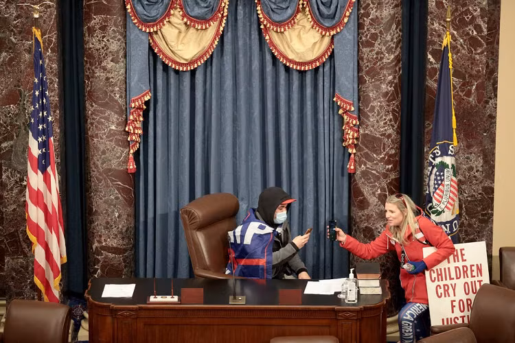 Người biểu tình đã chiếm đóng phòng họp Thượng viện, không lâu sau khi Phó tổng thống Mike Pence và các nghị sĩ được hộ tống đi. Ảnh: Getty.