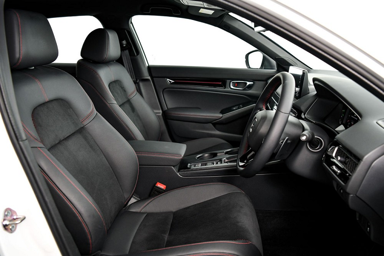 Ở bản cao cấp nhất RS, Honda Civic 2022 dành cho thị trường Thái Lan sẽ có nội thất màu đen phối xám, ghế bọc da/da lộn với chỉ khâu màu đỏ, ghế lái chỉnh điện 8 hướng, ghế phụ lái chỉnh điện 4 hướng, gương chiếu hậu chống chói, bộ bàn đạp thể thao, đèn viền Ambient Lighting màu đỏ...