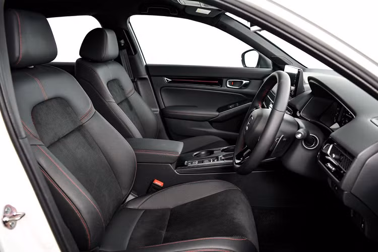 Ở bản cao cấp nhất RS, Honda Civic 2022 dành cho thị trường Thái Lan sẽ có nội thất màu đen phối xám, ghế bọc da/da lộn với chỉ khâu màu đỏ, ghế lái chỉnh điện 8 hướng, ghế phụ lái chỉnh điện 4 hướng, gương chiếu hậu chống chói, bộ bàn đạp thể thao, đèn viền Ambient Lighting màu đỏ...