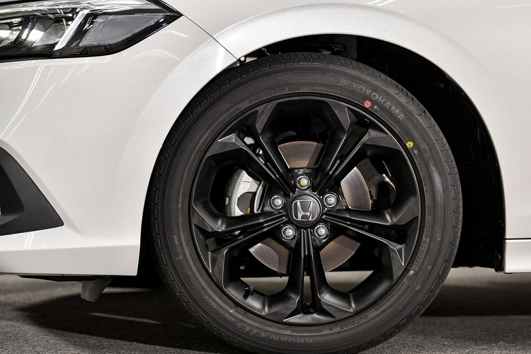 Những trang bị ngoại thất đáng chú ý của Honda Civic 2022 tại thị trường Thái Lan bao gồm đèn pha LED toàn phần có tính năng tự động bật/tắt, đèn sương mù trước dạng LED, đèn hậu LED, vành hợp kim 17 inch, lốp 215/50 R17 và cần gạt nước tự động.