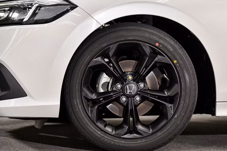 Những trang bị ngoại thất đáng chú ý của Honda Civic 2022 tại thị trường Thái Lan bao gồm đèn pha LED toàn phần có tính năng tự động bật/tắt, đèn sương mù trước dạng LED, đèn hậu LED, vành hợp kim 17 inch, lốp 215/50 R17 và cần gạt nước tự động.