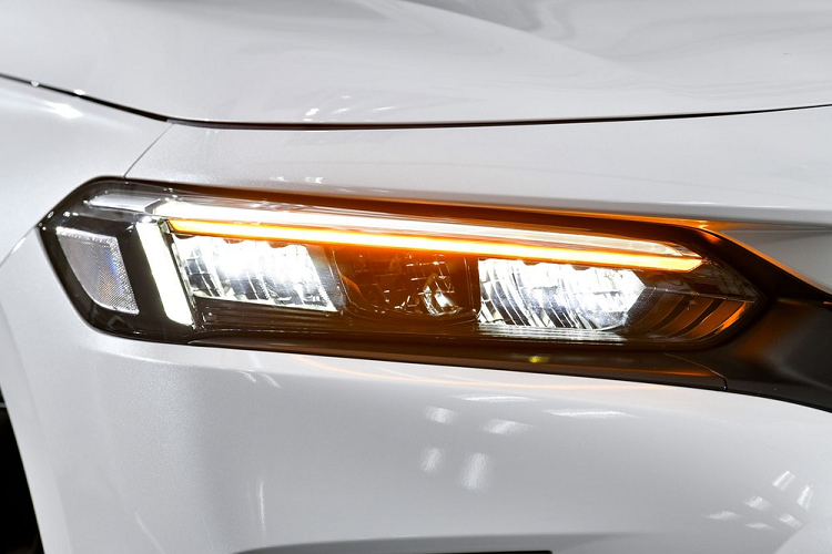 Ở đầu xe, mẫu sedan cỡ C này có đèn pha mượt mà, vuốt ngược về phía sau, dải đèn LED định vị ban ngày hình chữ "L", lưới tản nhiệt hình thang ngược màu đen, tích hợp logo của hãng Honda ở giữa, hốc gió trung tâm hình thang cỡ lớn, hốc đèn sương mù hình chữ "C", nắp ca-pô dài hơn và cột A được đẩy lùi 50 mm về phía sau.