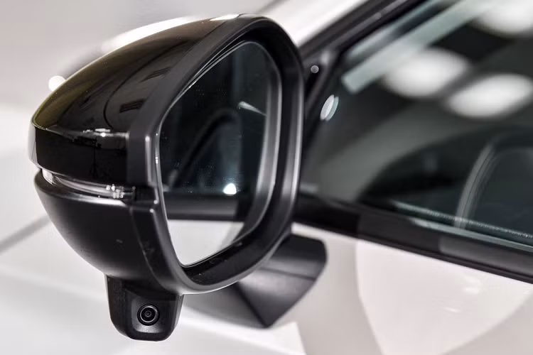 Cuối cùng là gói công nghệ an toàn Honda Sensing, bao gồm đèn pha tự động, cảnh báo và hỗ trợ kiểm soát khi xe chệch làn đường, hỗ trợ giữ làn đường, cảnh báo va chạm với xe/người đi bộ tích hợp hỗ trợ phanh giảm thiểu va chạm, hệ thống kiểm soát hành trình thích ứng và cảnh báo khi phương tiện phía trước lăn bánh.