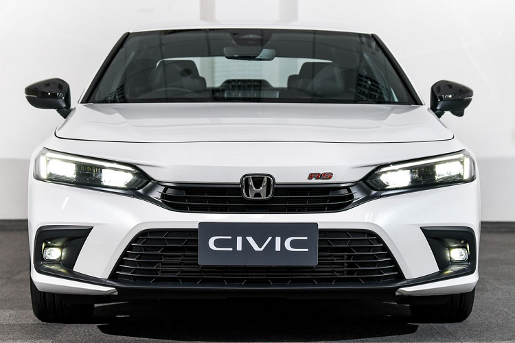 Tương tự xe ở thị trường Mỹ, Honda Civic 2022 tại Thái Lan cũng được áp dụng phong cách thiết kế mới theo hơi hướng trưởng thành hơn thay vì đậm chất thể thao như thế hệ thứ 10.