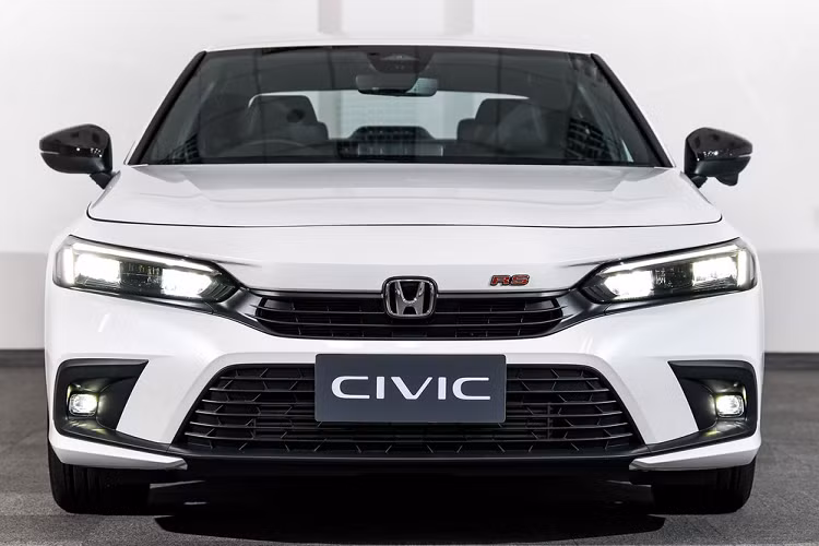 Tương tự xe ở thị trường Mỹ, Honda Civic 2022 tại Thái Lan cũng được áp dụng phong cách thiết kế mới theo hơi hướng trưởng thành hơn thay vì đậm chất thể thao như thế hệ thứ 10.