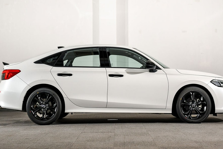 Không chỉ mạnh mẽ hơn, Honda Civic 2022 còn tăng đáng kể về kích thước so với thế hệ cũ. Kích thước của Honda Civic 2022 bao gồm chiều dài 4.678 mm (tăng 48 mm), chiều rộng 1.802 mm (tăng 3 mm), chiều cao 1.415 mm (giảm 1 mm) và chiều dài cơ sở 2.733 mm (tăng 35 mm).