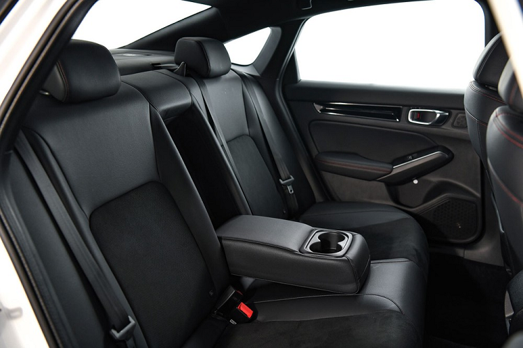 Về hệ thống thông tin giải trí, xe được trang bị màn hình cảm ứng 9 inch, hỗ trợ kết nối không dây với điện thoại thông minh qua Apple CarPlay, phím chức năng trên vô lăng, hệ thống ra lệnh bằng giọng nói Siri, kết nối Bluetooth không dây, 4 cổng USB, hệ thống định vị...