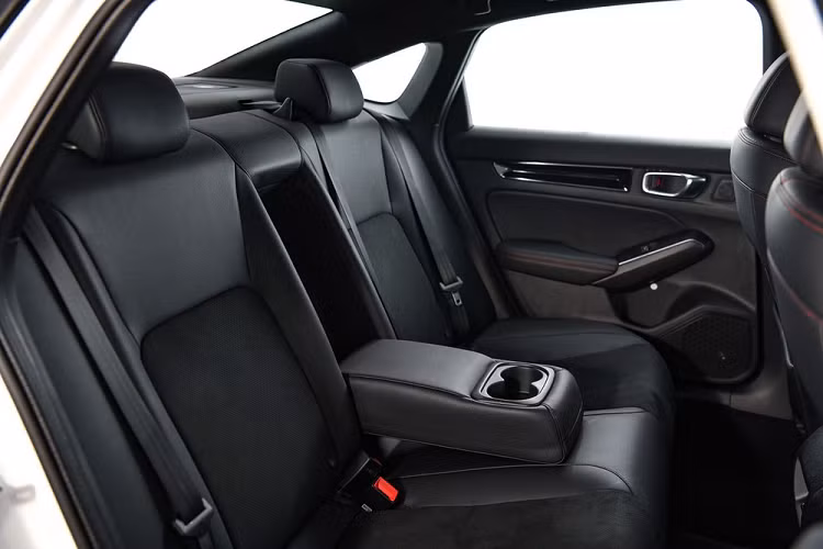 Về hệ thống thông tin giải trí, xe được trang bị màn hình cảm ứng 9 inch, hỗ trợ kết nối không dây với điện thoại thông minh qua Apple CarPlay, phím chức năng trên vô lăng, hệ thống ra lệnh bằng giọng nói Siri, kết nối Bluetooth không dây, 4 cổng USB, hệ thống định vị...